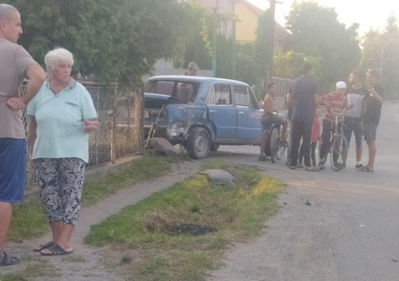 ФОТОФАКТ. В Ужгороді зіткнулися мікроавтобус і легковик