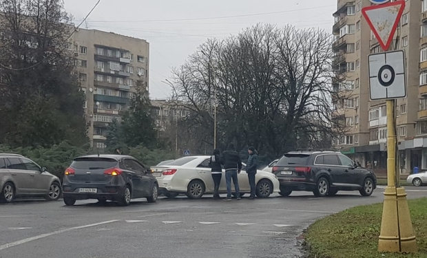 В Ужгороді зіткнулися три авто (ФОТО, ВІДЕО)
