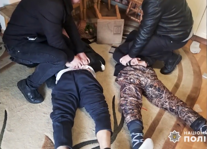 На Тячівщині затримали наркоторговця в момент передачі забороненого "товару" своєму клієнту (ВІДЕО)