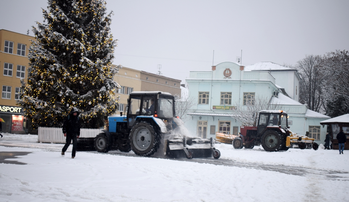 ФОТОФАКТ. В Ужгороді комунальники усувають наслідки снігопаду