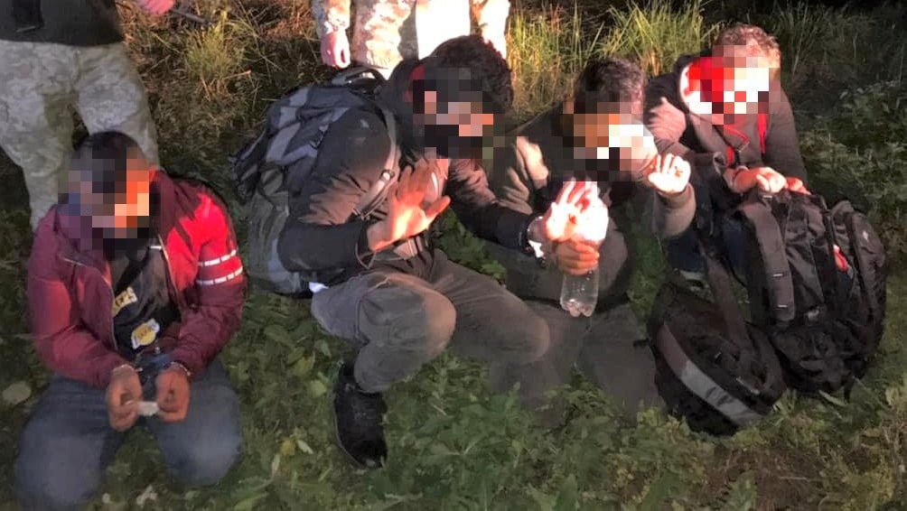 Чотирьох турків, що намагалися подолати загороджувальний паркан на кордоні, затримали на Закарпатті (ФОТО)