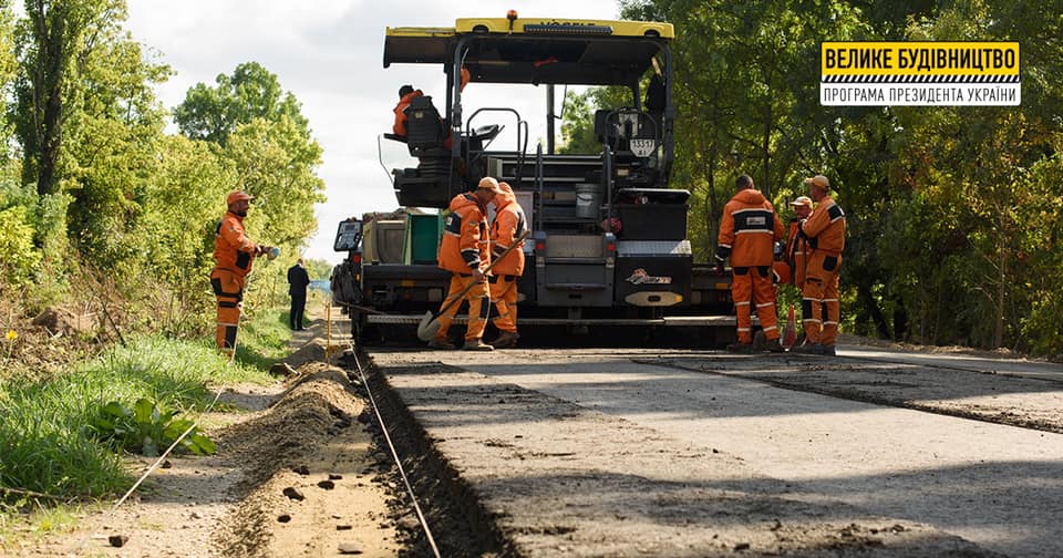 На Берегівщині відновлюють дорогу до кордону з Угорщиною (ФОТО)