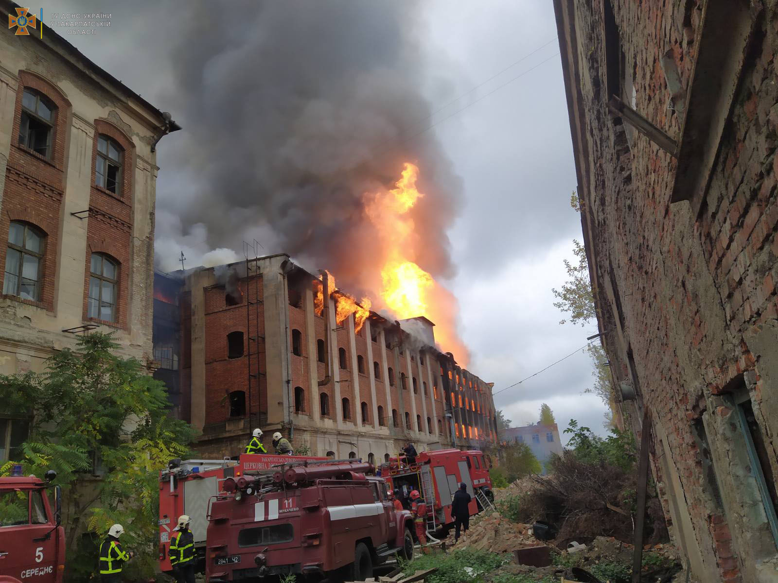 У Мукачеві горить будівлія на території колишнього заводу (ФОТО)