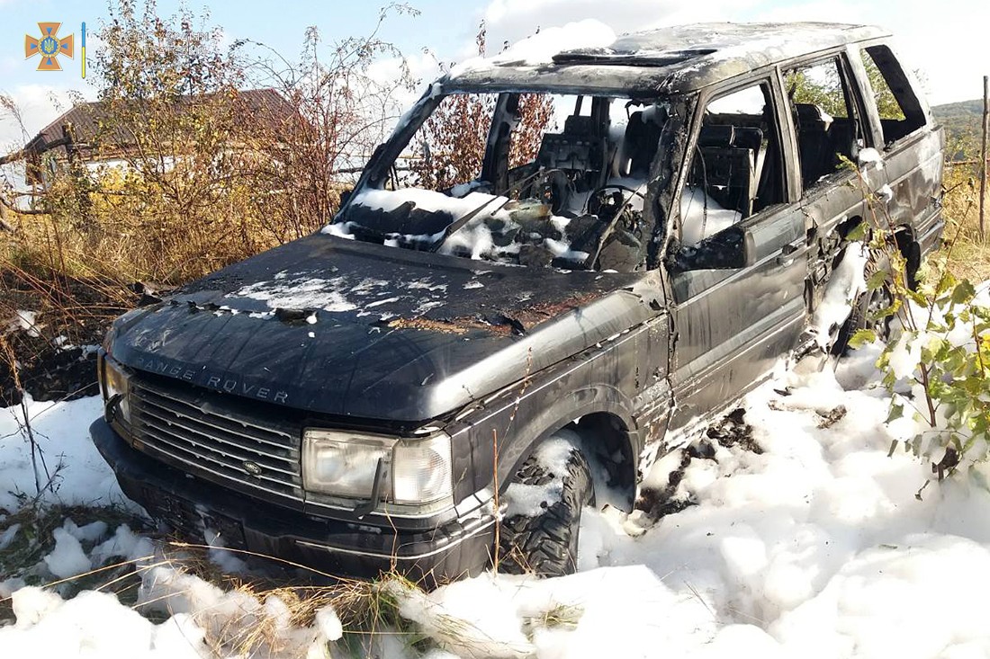 На Мукачівщині під час пробуксовування від палаючої трави загорівся Range Rover, що застряг у рівчаку (ФОТО) 