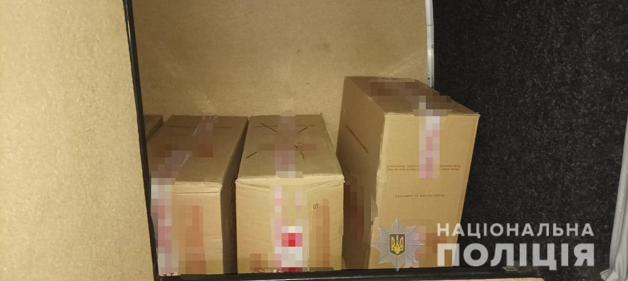 На Рахівщині вночі чоловік перевозив у мікроавтобусі в тайнику 12 коробок безакцизних сигарет (ФОТО)