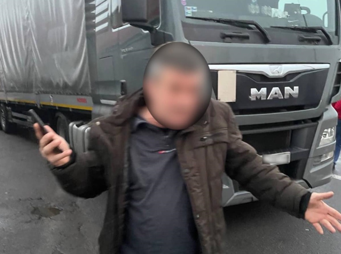 На КПП "Тиса" затримали водія вантажівки, що пропонував патрульним 1000 грн хабаря (ФОТО)