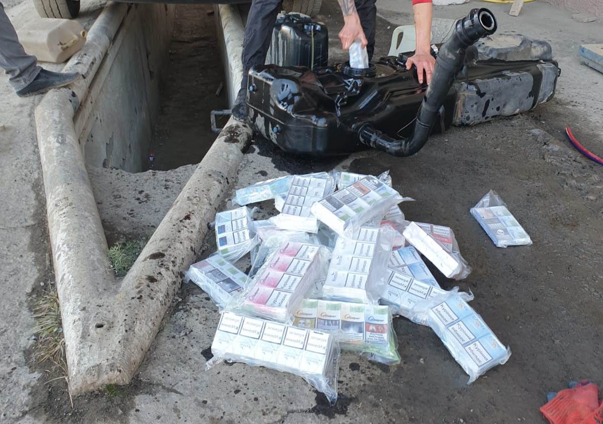 На Закарпатті на кордоні в мікроавтобусі буковинця у паливному баку знайшли 60 блоків сигарет (ФОТО)