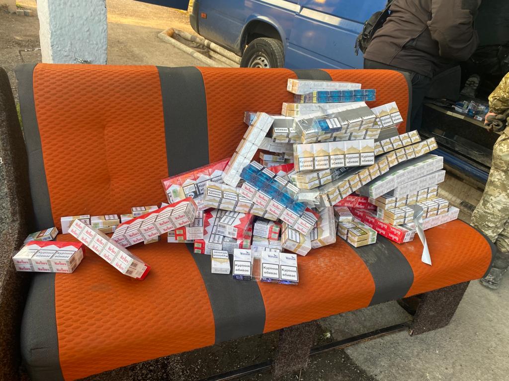 На Закарпатті чотирилапий "митник" винюхав за обшивкою мікроавтобуса понад 100 блоків сигарет (ФОТО)
