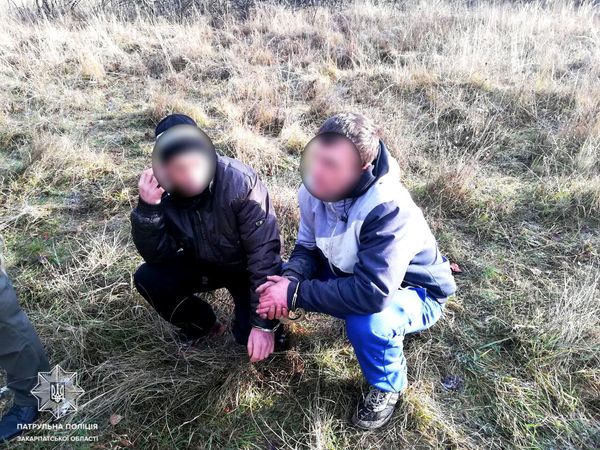 В Ужгороді затримали чоловіків, які спалювали комунікаційний кабель (ФОТО)