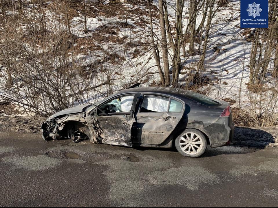 На Свалявщині "п'яний" Renault врізався у вантажівку DAF (ФОТО)