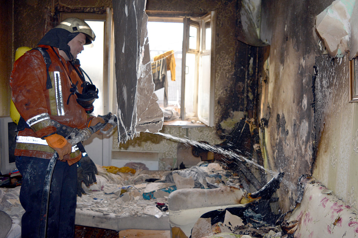 В Ужгороді евакуювали людей з палаючого будинку (ФОТО)