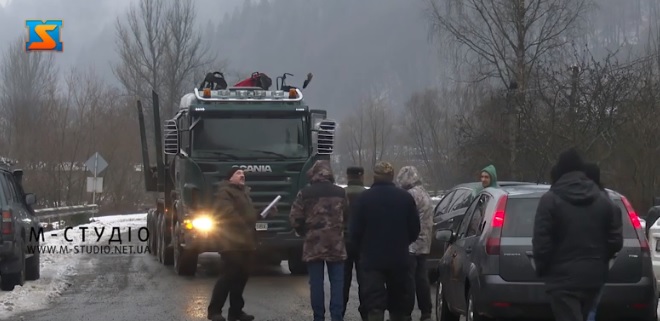 В Усть-Чорній на Закарпатті люди, протестуючи, перекрили дорогу лісовозам (ВІДЕО)