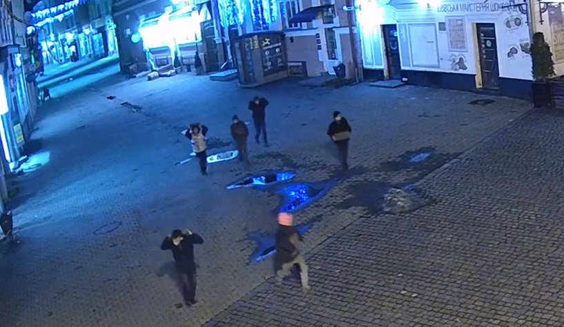 В Ужгороді відеокамери зафіксували крадіжку циганчатами елементів зливоприймача в центрі міста