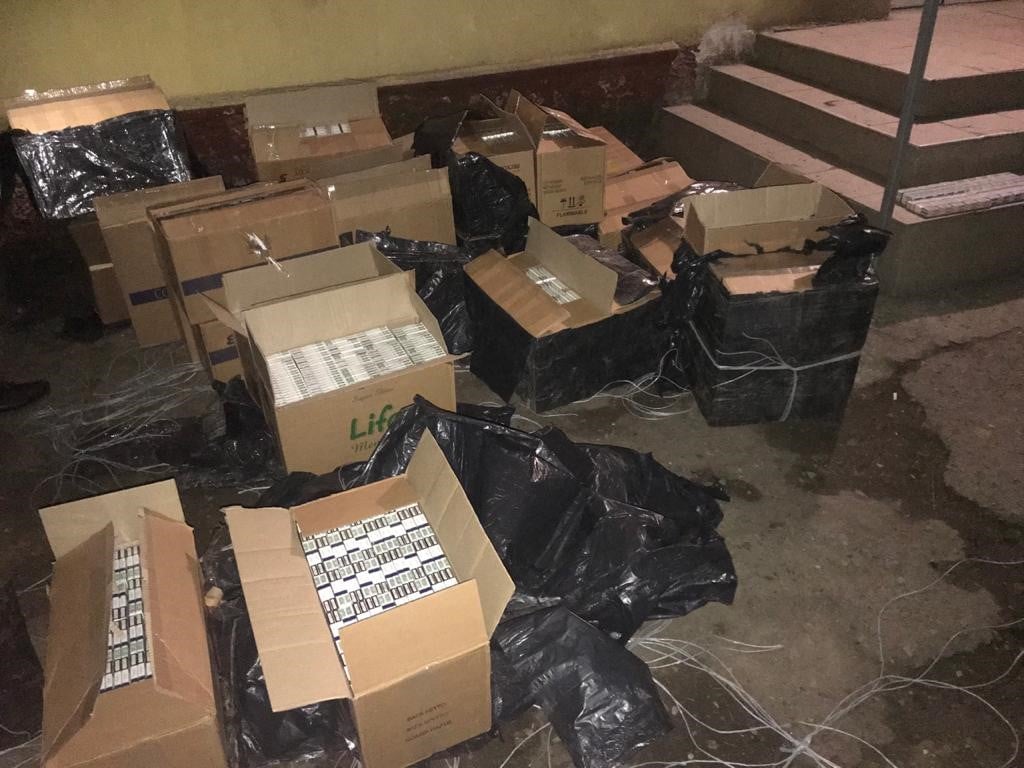 Поблизу кордону на Закарпатті виявили 32 ящики контрабандних сигарет і затримали 6 ймовірних контрабандистів (ФОТО)