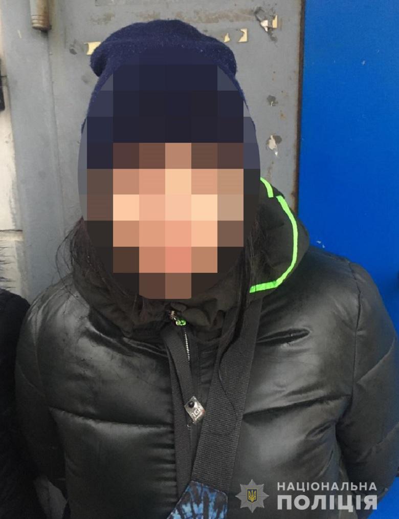 У Києві затримали двох уродженок Закарпаття, що відібрали у 17-річної дівчини мобільний телефон (ФОТО)