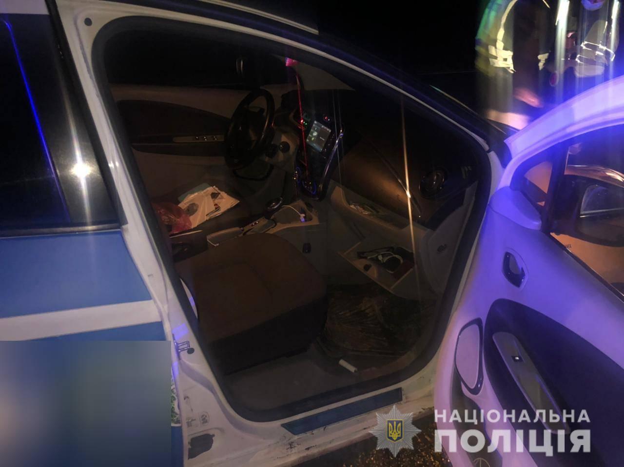 На Мукачівщині у п'янючого пасажира таксі вилучили пістолет невстановленого взірця без маркування (ФОТО)