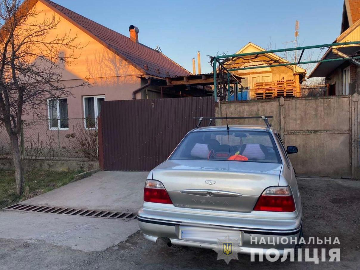 У Мукачеві під час сварки два брати побили сусідів і потрощили огорожу будинку та авто (ФОТО)