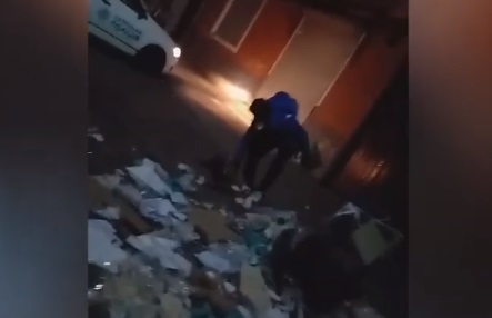 ВІДЕОФАКТ. Мукачівець вночі висипав вміст сміттєвих баків на дорогу