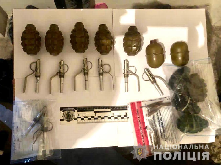Під час обшуку оселі мешканця Мукачева виявили 11 гранат, 8 запалів до них, 117 набоїв та рушницю (ФОТО, ВІДЕО)