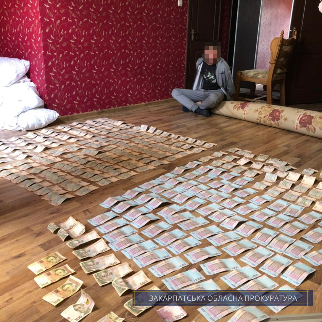 Одного з підозрюваних в розбійному нападі в Мукачеві на 300 тис грн взято під варту без можливості виходу під заставу (ФОТО)