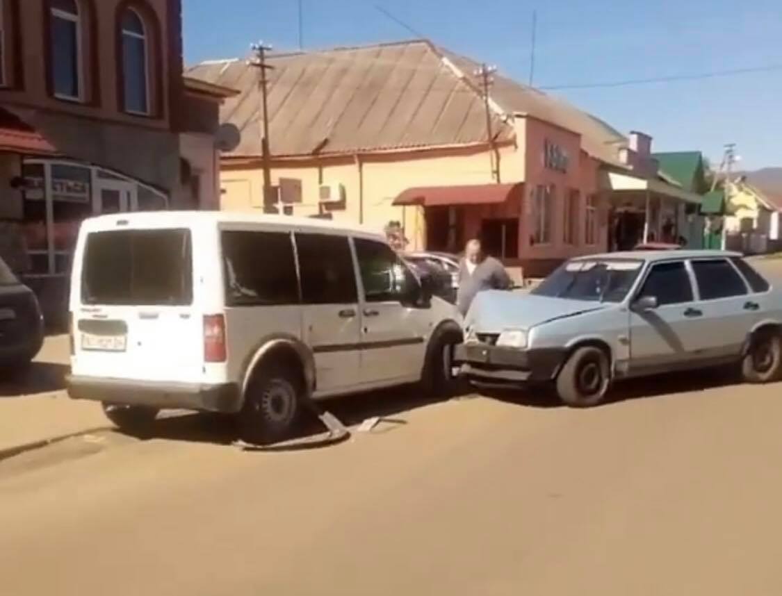 ВІДЕОФАКТ. В Ільниці Хустського району зіткнулися два авто