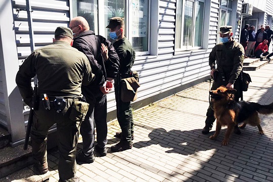 На Закарпатті правоохоронці передали словацьким колегам зловмисника, розшукуваного Інтерполом