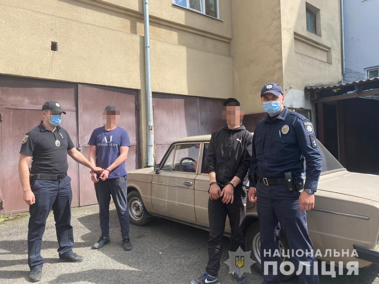 У Мукачеві двоє крадіїв вивезли з заводу на краденому причепі водяний насос і меблі (ФОТО)