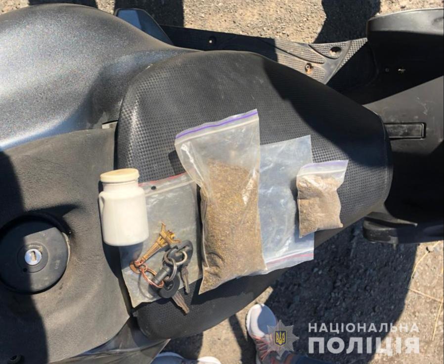 На Мукачівщині у водія мопеду "під кайфом" знайшли у багажнику 2 пакети з марихуаною (ФОТО)