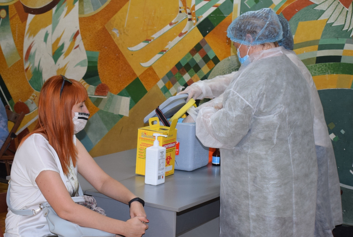 За перші 2 години у Центрі вакцинації від COVID-19 в Ужгороді щепили 135 людей (ФОТО)