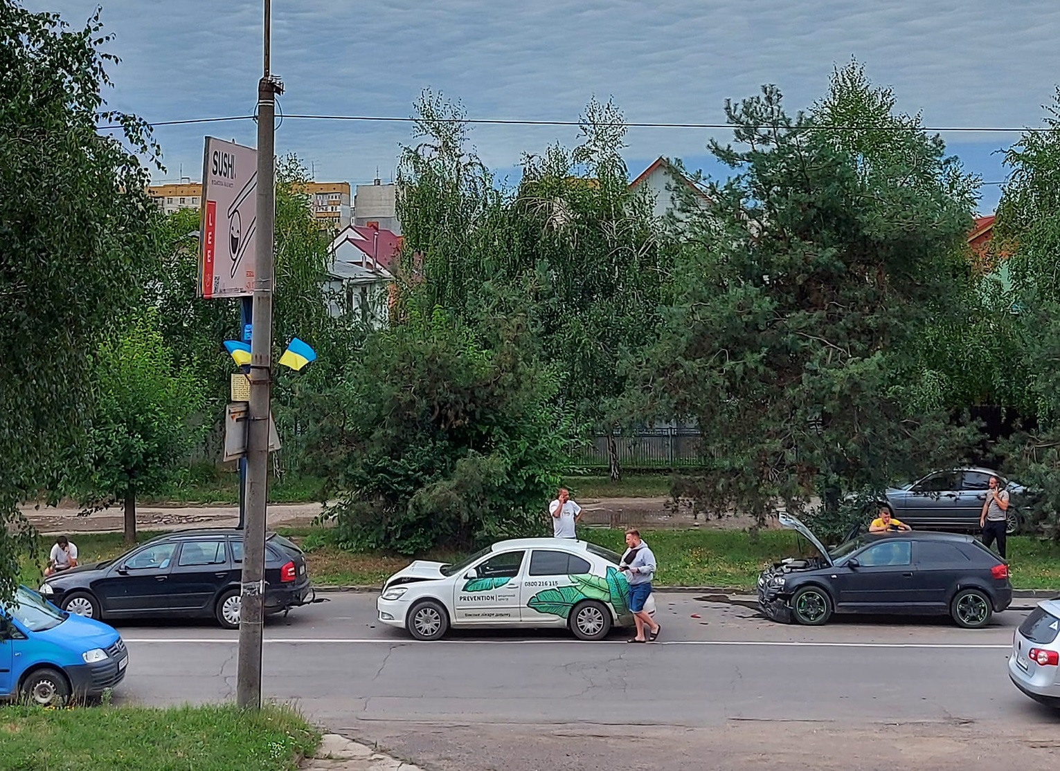 ФОТОФАКТ. В Ужгороді "паровозиком" зіткнулися чотири авто