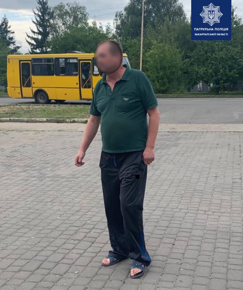 В Ужгороді нетверезий водій врізався у "Теслу", після чого припаркував своє авто і пішов геть (ФОТО)