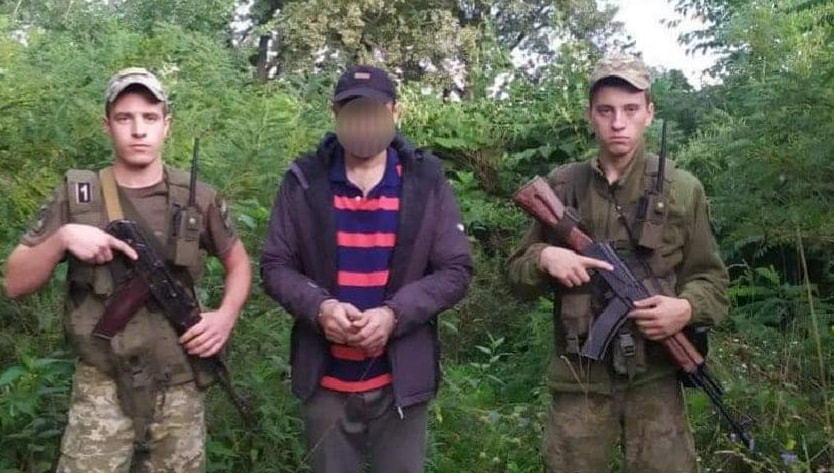 На Закарпатті затримали нелегала з Молдови, що саме намагався подолати загроджувальний паркан на кордоні (ФОТО)