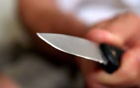 У Мукачеві чоловік, втрутившись у сварку між дівчиною та хлопцем, вдарив підлітка ножем у плече