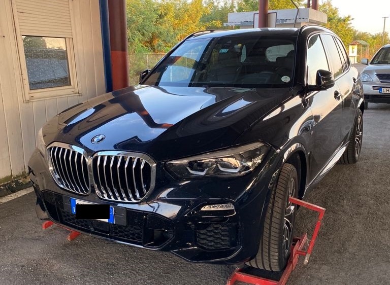 Українець намагався повернутися на Батьківщину на вкраденій в Італії BMW X5 (ФОТО)