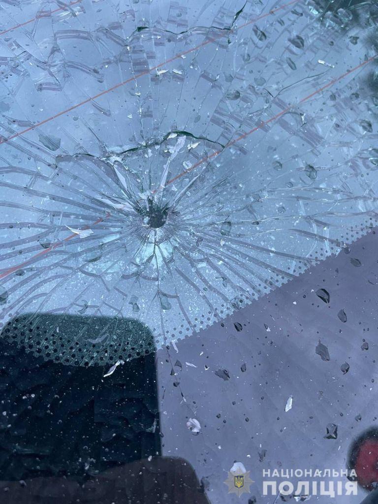 В Ужгороді чоловік вистрілив металевою кулькою з рогатки у скло патрульної автівки, коли патрульні саме їхали на виклик (ФОТО)