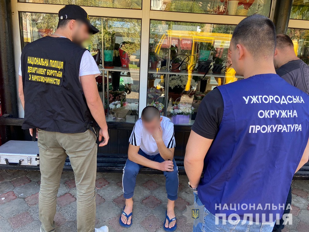 Ужгородського наркоторговця, що вже перебував під слідством, вкотре впіймали на продажі наркотиків (ФОТО)
