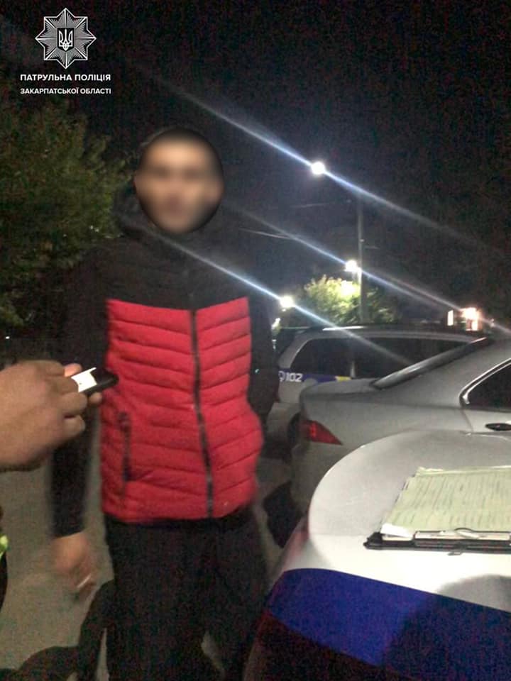 Неподалік Мукачева патрульні блокували "наркоп'яного" водія, котрий порушив ПДР і не зупинявся на вимогу (ФОТО)