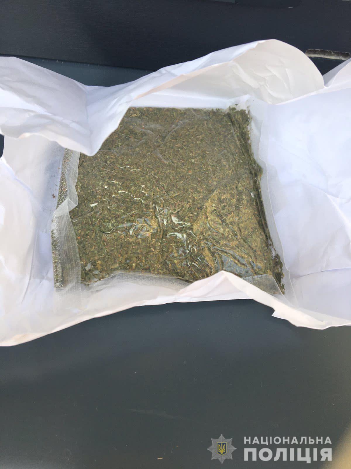 У Мукачеві затримали молодика з двома пакунками марихуани (ФОТО)