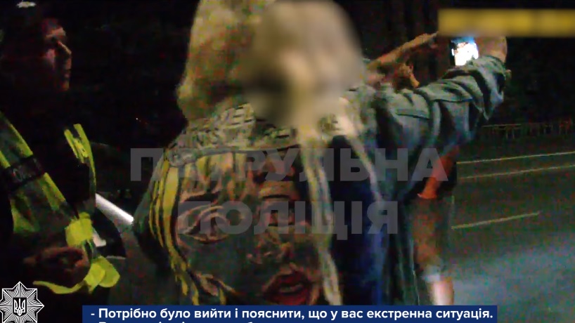 В Ужгороді пасажирка таксі, яке зупинили за порушення ПДР, вдарила патрульну і зірвала з неї сережку (ВІДЕО)