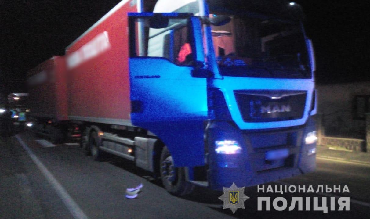 На Мукачівщині водій фури смертельно наїхав на пішохода (ФОТО)