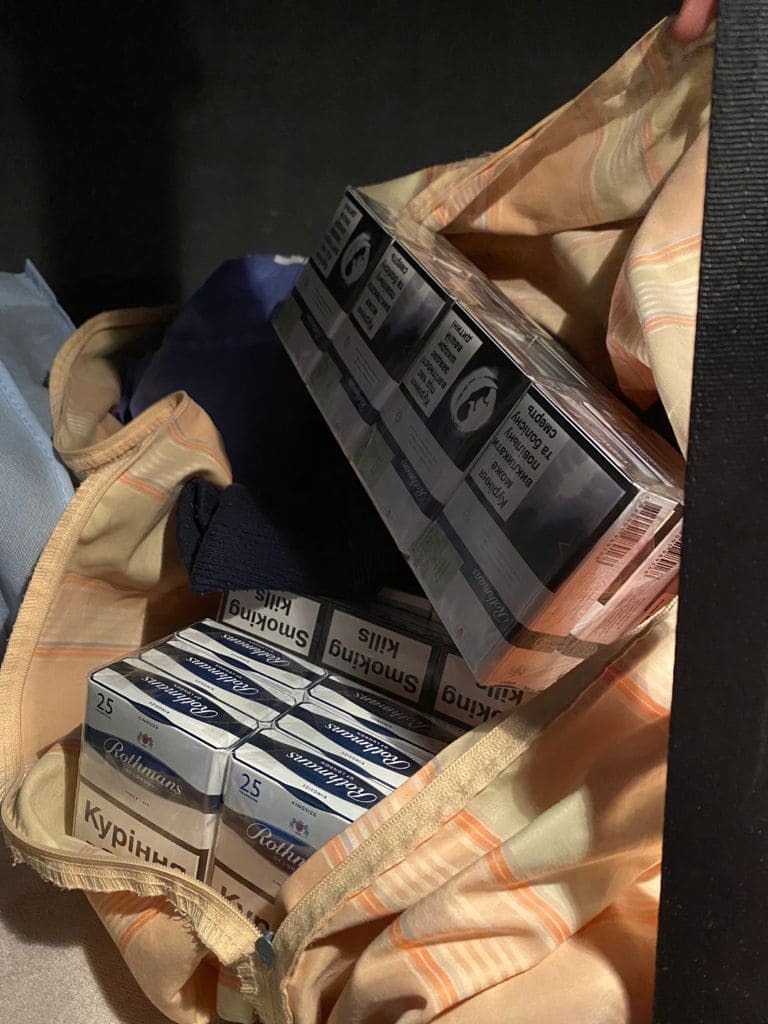 У вантажівці боснійця, що перетинав кордон на Закарпатті, виявили майже 2 тис пачок контрабандних сигарет (ФОТО)