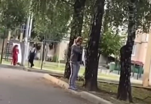 У Мукачеві п'яна жінка, розмовляючи по телефону, розмахувала пістолетом (ВІДЕО)