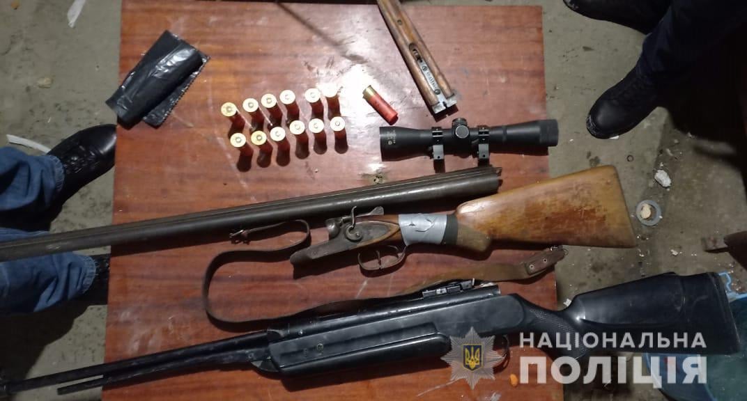 У майстерні мешканця Мукачівщини під час обшуку знайшли дві рушниці та набої (ФОТО)