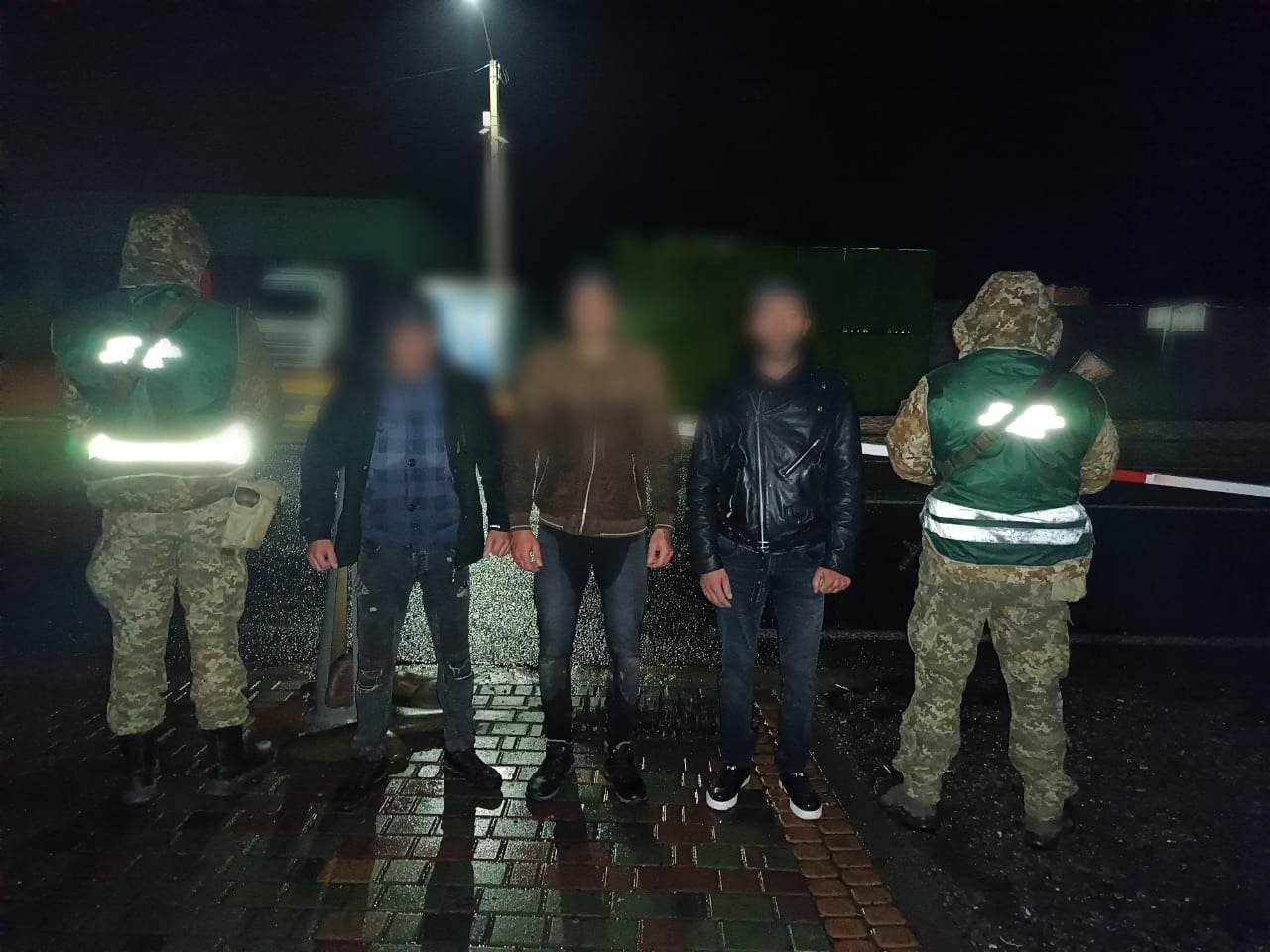 На Закарпатті курсанти-прикордонники затримали трьох порушників кордону (ФОТО)