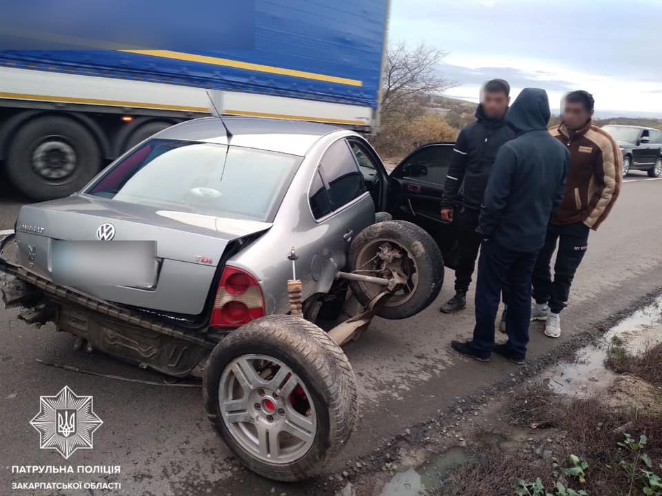 На Ужгородщині водій "Фольксвагена" під дією наркотиків виїхав на зустрічну та врізався у ВАЗ (ФОТО)