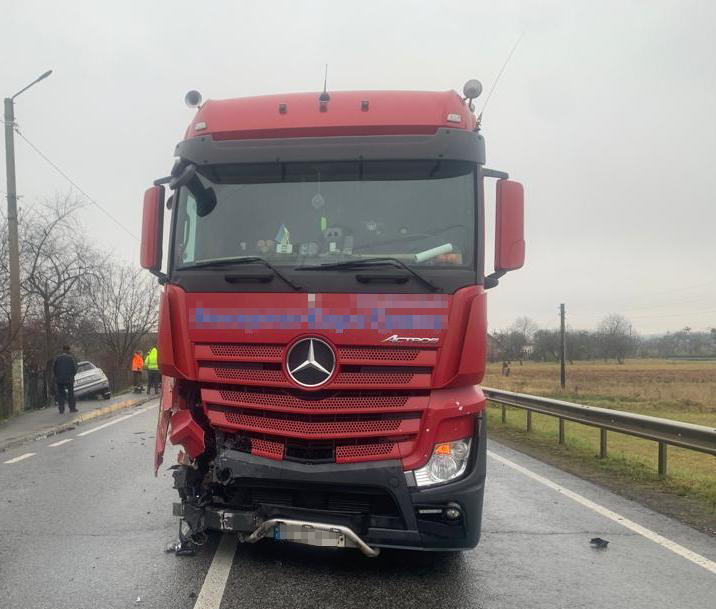 На Львівщині, врізавшись у вантажівку під керуванням закарпатця, загинув водій легковика (ФОТО)
