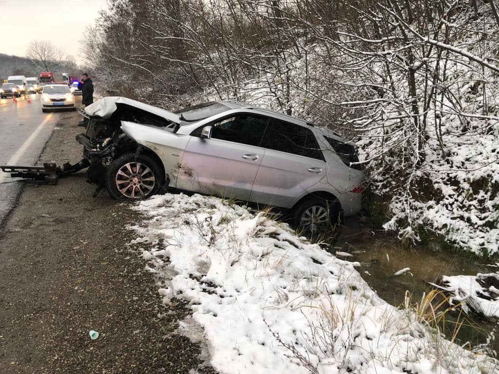 Внаслідок потрійного зіткнення на виїзді з Мукачева один з водіїв загинув, ще один водій та пасажир – у лікарні (ФОТО)