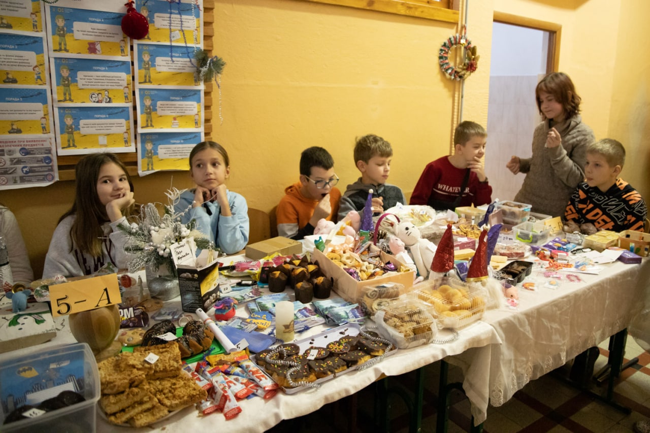 Благодійний ярмарок на підтримку армії відбувся в одній із ужгородських шкіл (ФОТО)