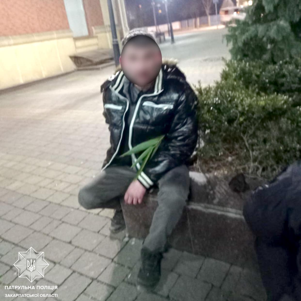 В Ужгороді затримали чоловіка з наркотиками, який перебуває в розшуку за крадіжку (ФОТО)
