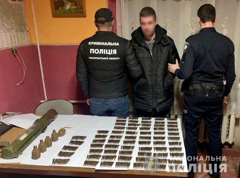 На Закарпатті затримали чоловіка, який продав гранати, гранатомет та близько 7 сотень набоїв (ФОТО)